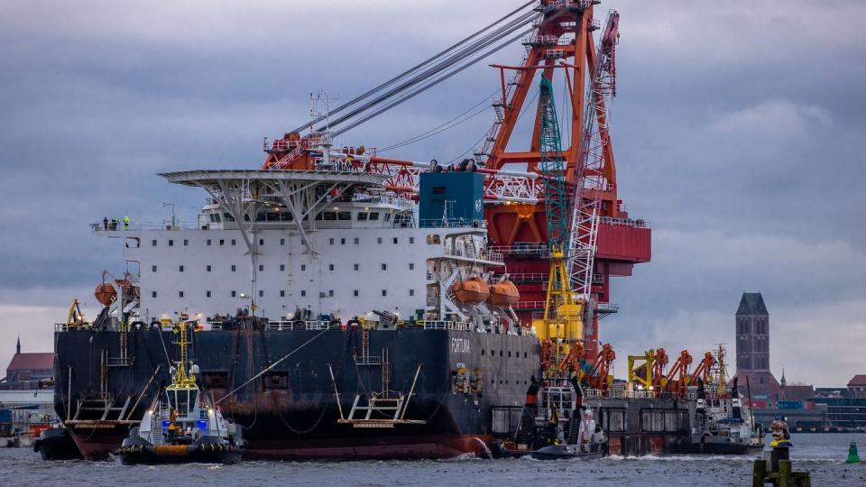 Schlepper ziehen das russische Rohr-Verlegeschiff «Fortuna» aus dem Hafen auf die Ostsee.