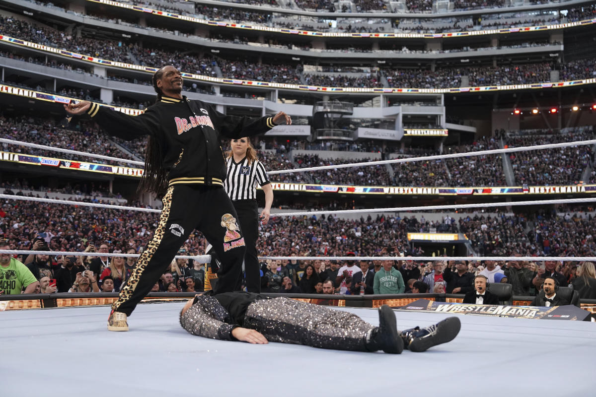 #Snoop Dogg steps in at last second during WrestleMania