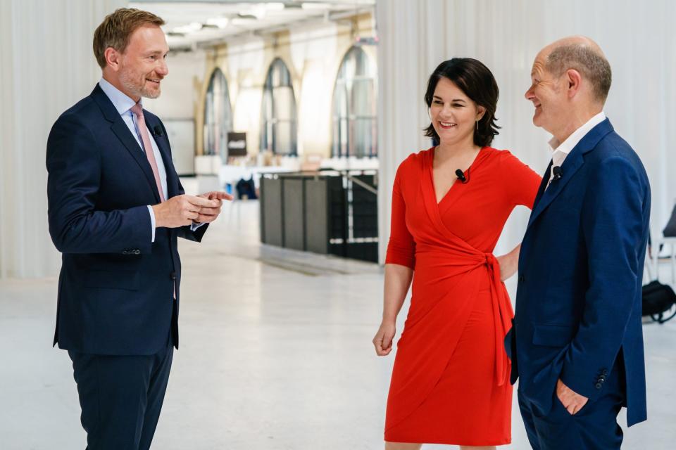 FDP-Bundesfinanzminister Christian Lindner (links), Grünen-Außenministerin Annalena Baerbock (Mitte) und Kanzler Olaf Scholz (rechts)