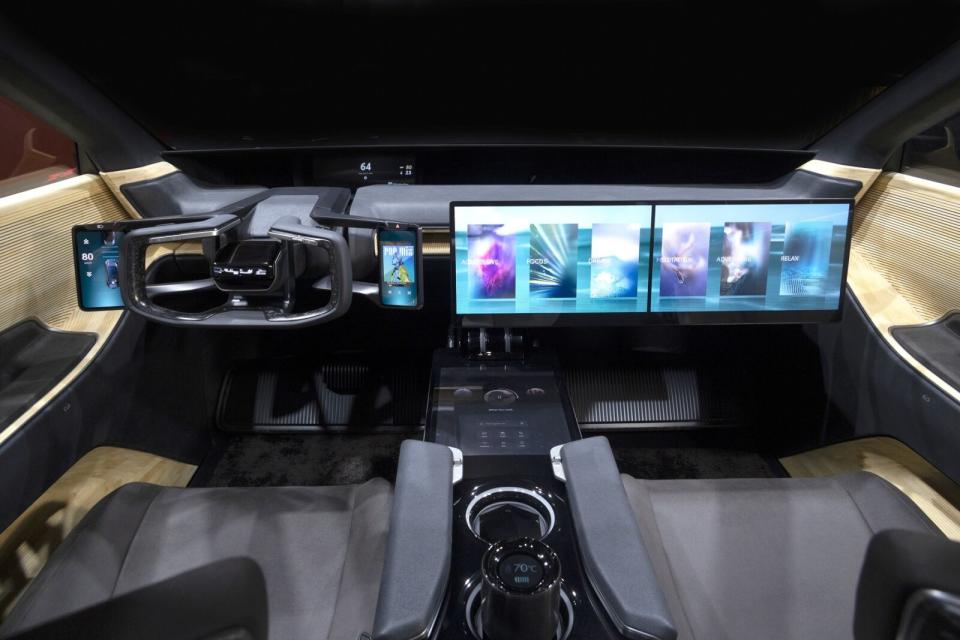 兩部概念車駕駛艙的設計風格相當統一，尺碼的更的LF-ZL則是用上了更大的中控螢幕。