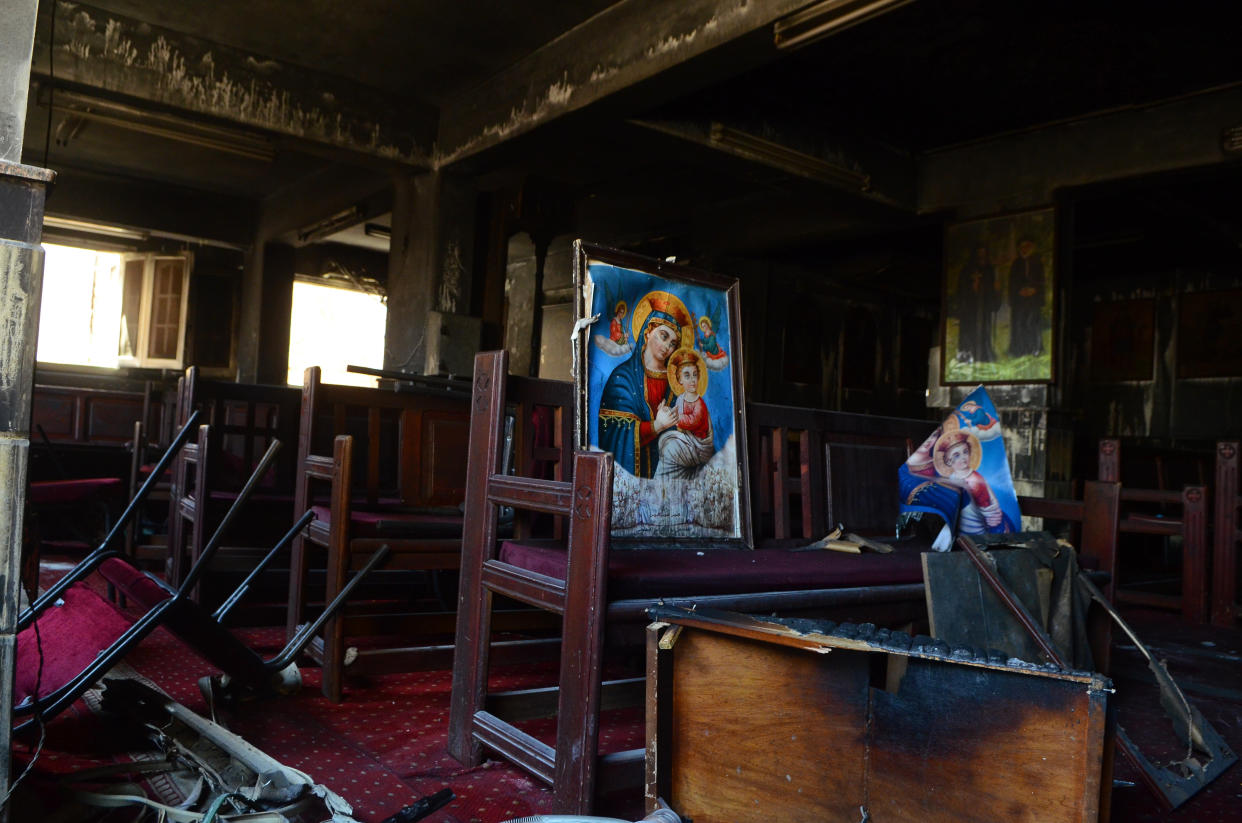 Muebles quemados luego de un incendio dentro de la iglesia copta en El Cairo, Egipto, que dejó al menos 40 muertos, el 14 de agosto de 2022. (Foto AP/Tarek Wajeh)