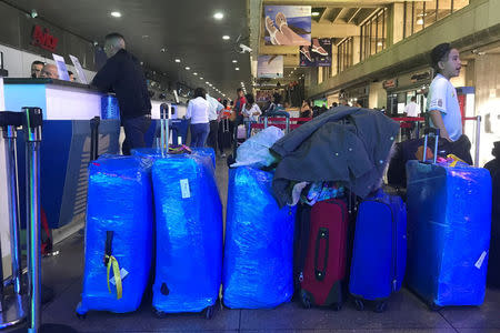 Maletas envueltas en papel film en el aeropuerto de Simón Bolívar en Caracas, Venezuela. Foto tomada el 2 de julio del 2018. REUTERS/Marco Bello