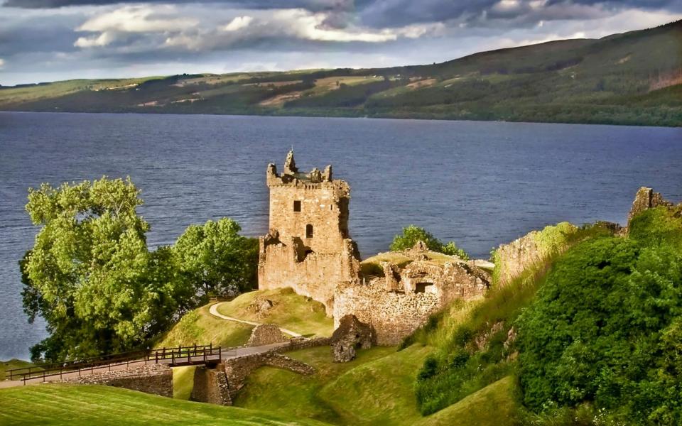Urtquhart castle, located on the shore of the Lake Ness, in Scotland. -  Juan Vte