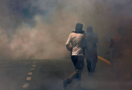 Opposition supporters clash with riot police while rallying against President Nicolas Maduro in Caracas, Venezuela, May 4, 2017. REUTERS/Carlos Garcia Rawlins