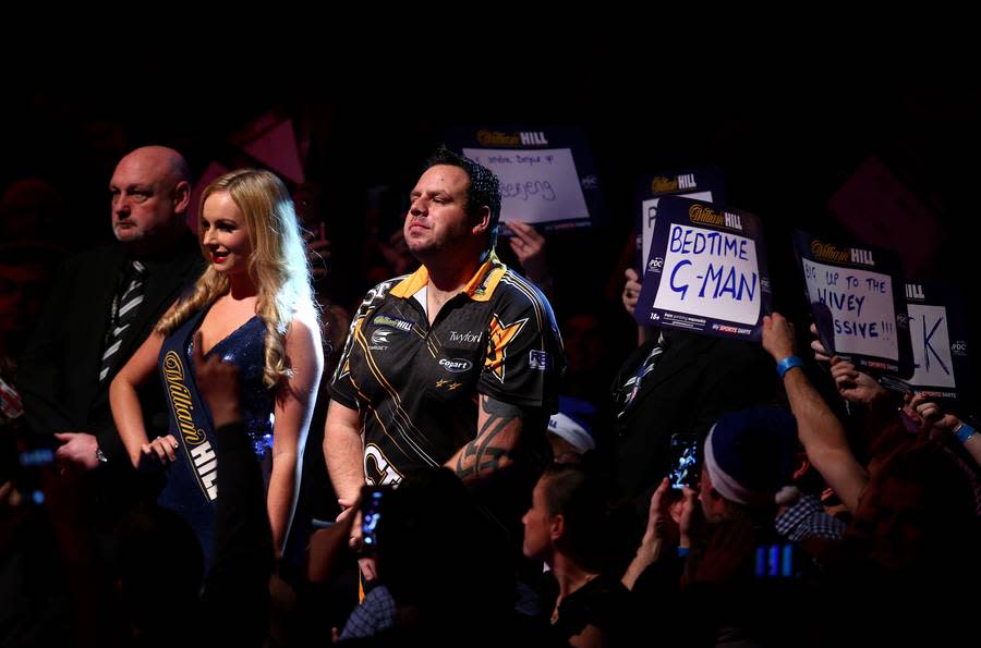 Dann kommt der "Walk on" von Adrian Lewis. Wer zieht als erster Spieler in das Finale ein?