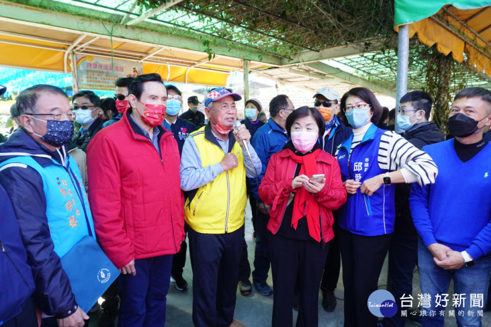 中社花市董事長賴啟文邀請馬前總統享用烤肉大BBQ及走訪花海欣賞鬱金香。