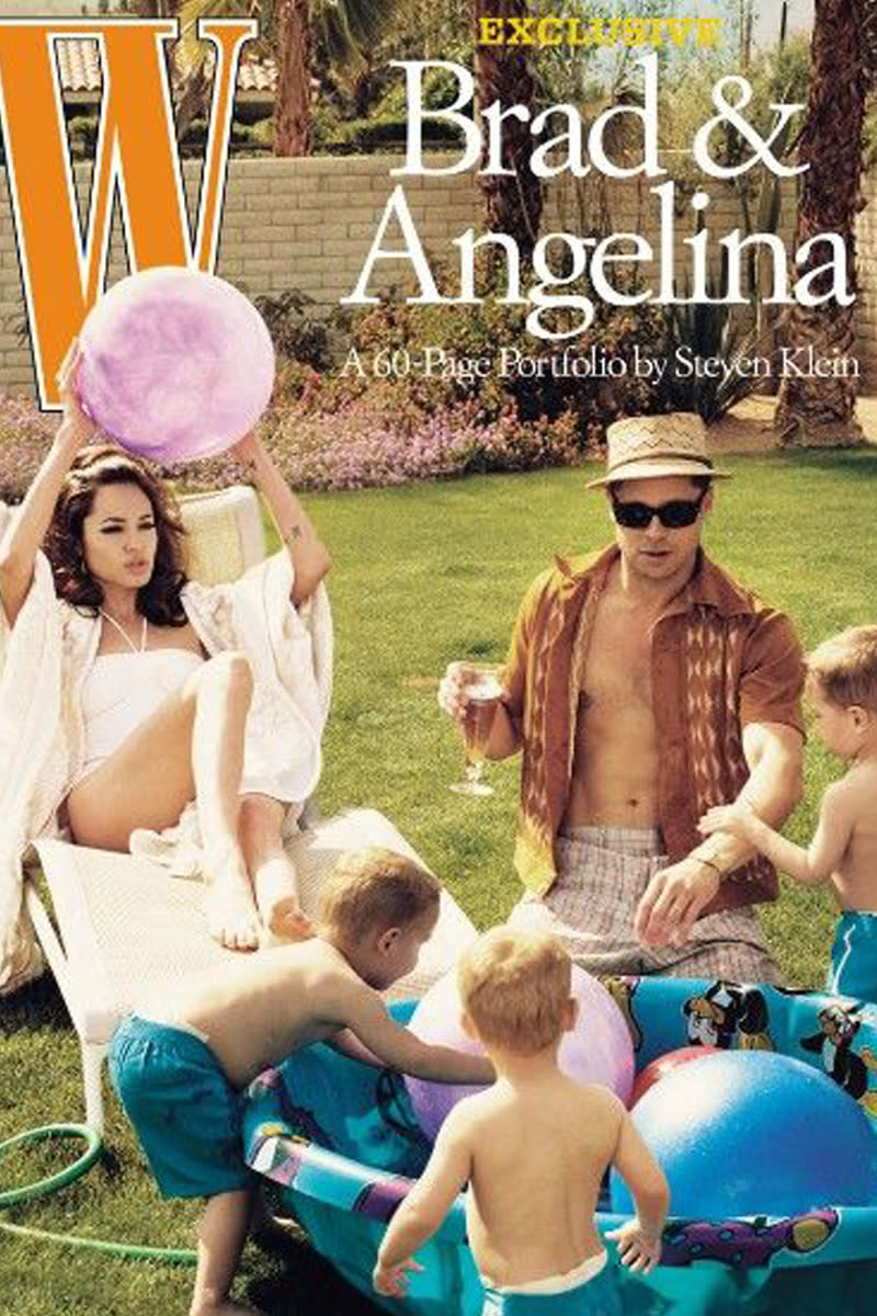Bis zu ihrer überraschenden Trennung galten Angelina Jolie und Brad Pitt als das Power Couple überhaupt. Für das "W"-Magazin erklärten sie sich 2005 mit einem 60er-Jahre-Shooting einverstanden. Auch hier steht die Familie im Fokus, allerdings handelt es sich nicht um ihre eigenen Kinder, denn damals war alles noch ganz frisch und das Paar promotete den gemeinsamen Film "Mr. & Mrs. Smith". (Bild-Copyright: W Magazine)