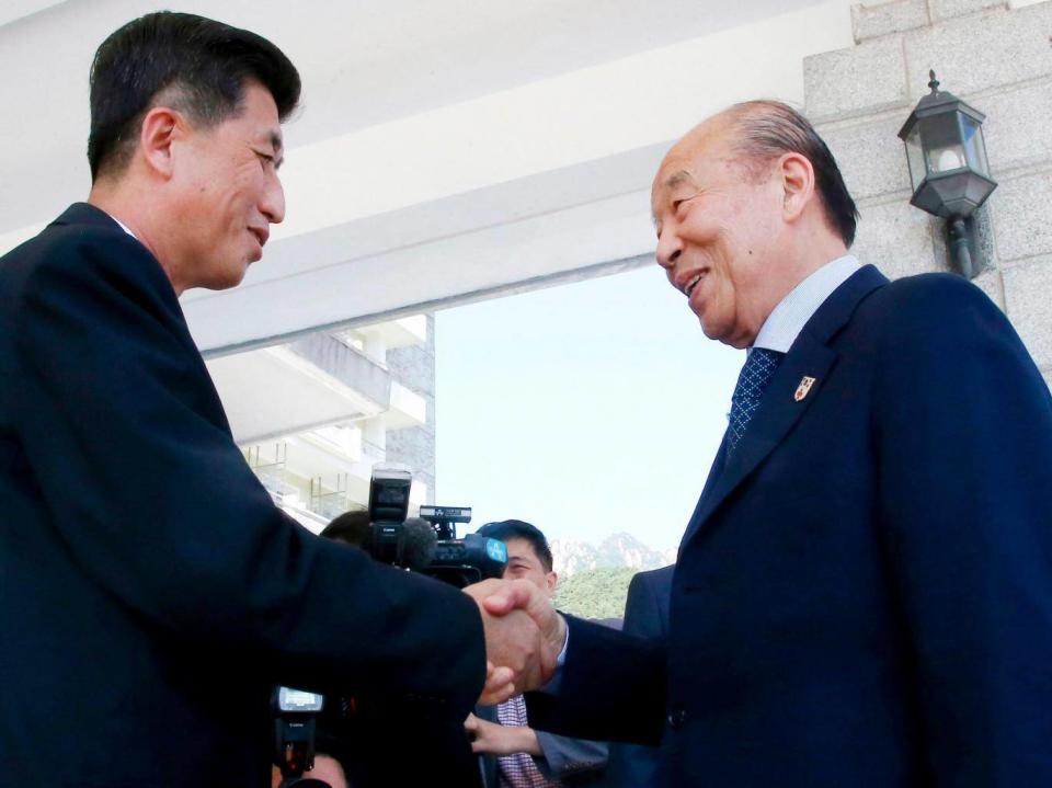 South Korea’s chief delegate, Park Kyung-seo (right), shakes hands with his North Korean counterpart, Pak Yong-il (AFP/Getty Images)