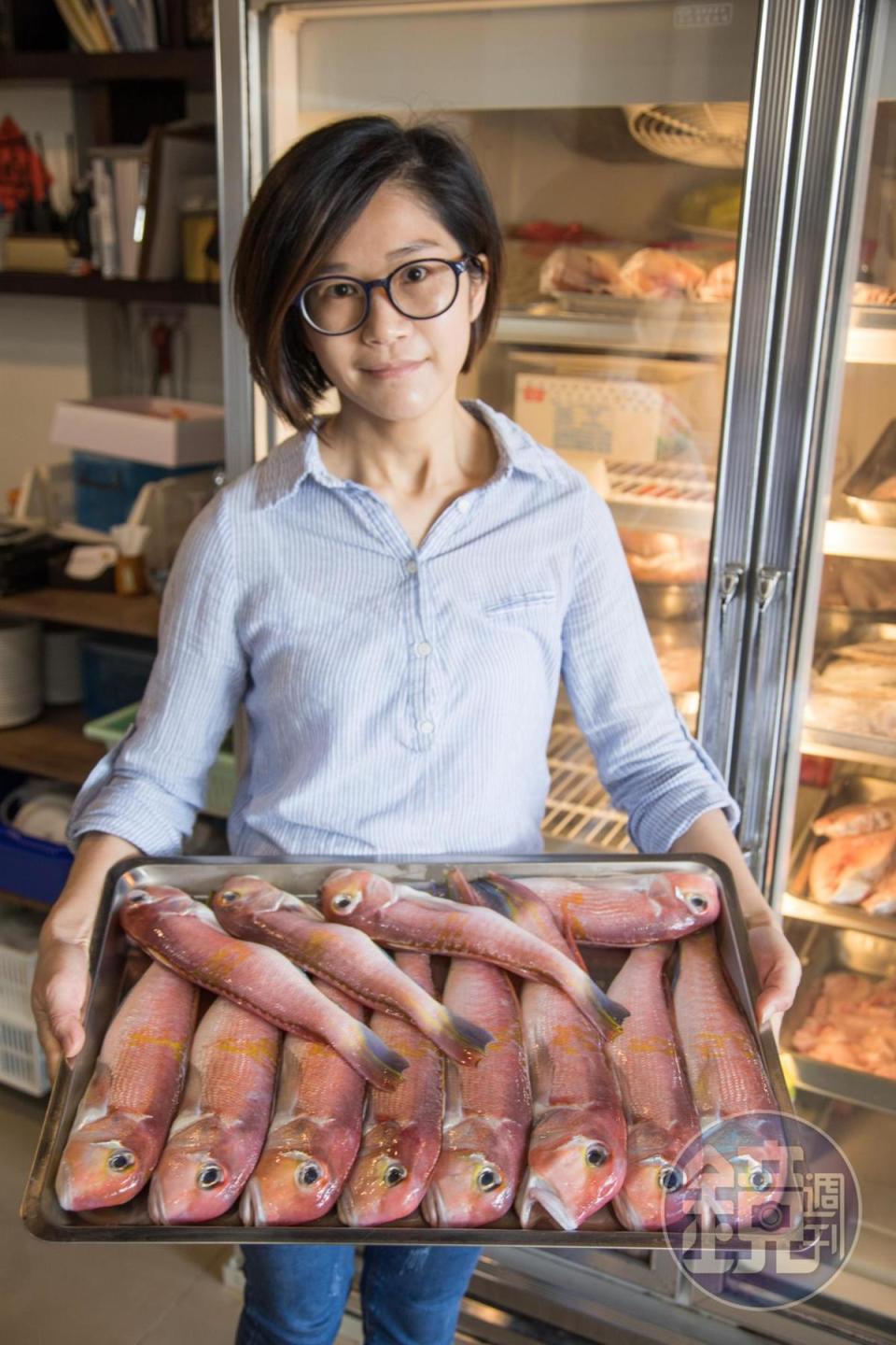 老闆娘陳美娟負責外場，身型瘦小的她可以舉起沉甸甸的魚貨。