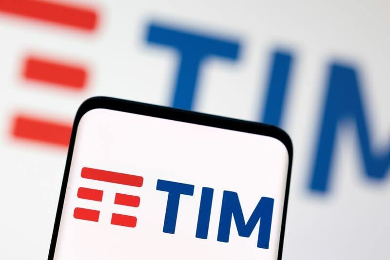 Telecom Italia vende su red de telefonía fija a KKR y desata la ira de Vivendi
