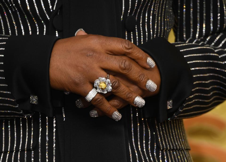 En cuanto a las joyas de Oscar Heyman destacan su anillo valorado en 35.000 dólares y los gemelos (20.000 dólares). La manicura plateada lleva la firma de Vanessa Sanchez McCullough. (Foto: Valerie Macon / AFP / Getty Images)