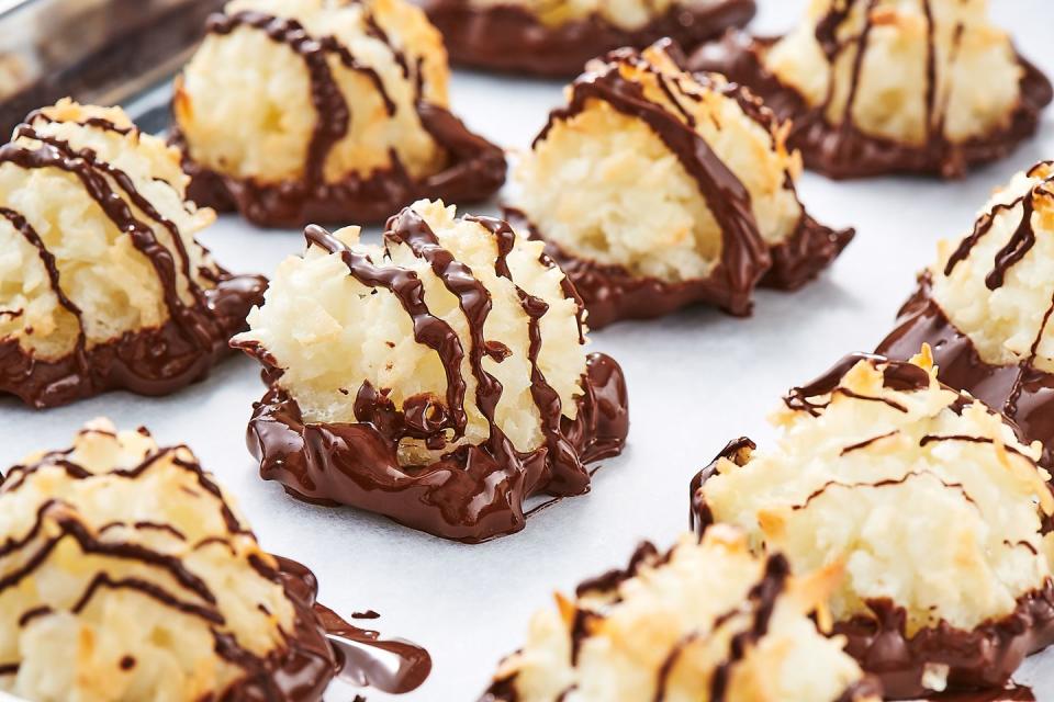 coconut macaroons delishcom