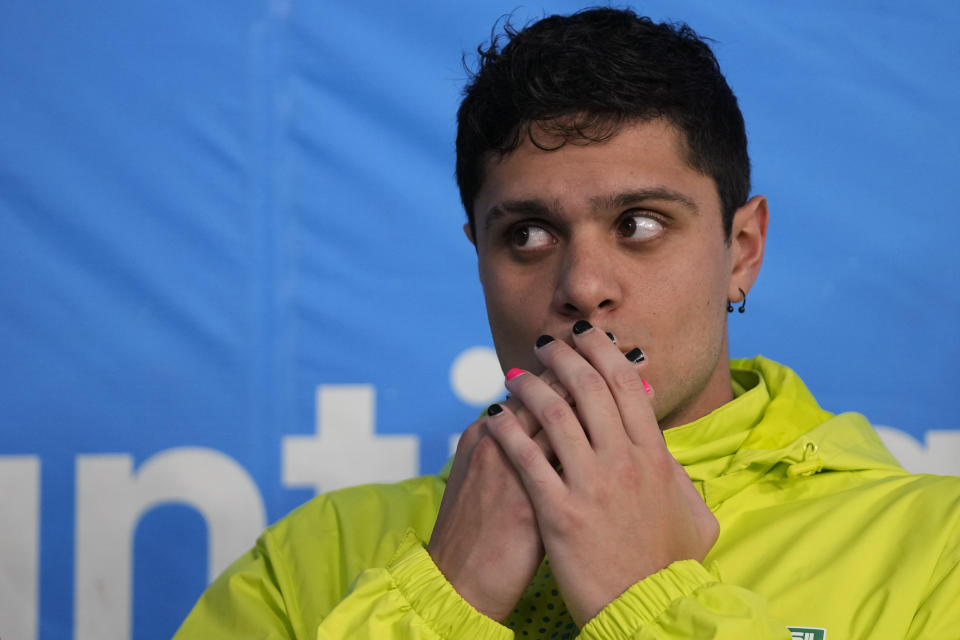 El brasileño Felipe Ribeiro en el podio del relevo masculino 4x100 en la natación de los Juegos Panamericanos en Santiago, Chile, el sábado 21 de octubre de 2023. Brasil ganó la medalla de oro. (AP Foto/Fernando Vergara)