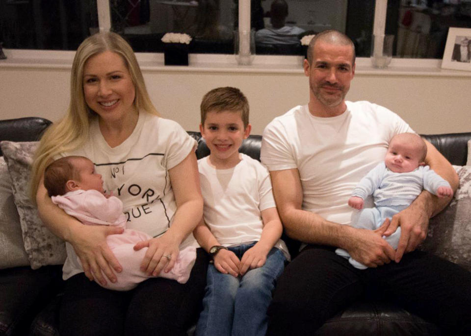 Helen Baker avec son mari Oliver, leurs fils Hugo, 8 ans, et les jumeaux Coco (à gauche) et Monty. [Photo: Caters]