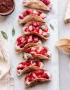 <p>Attendez que les tacos refroidissent avant de les garnir.</p><p>Découvrir la <a href="https://delight-fuel.com/2021/04/10/strawberry-dessert-tacos/" rel="nofollow noopener" target="_blank" data-ylk="slk:recette;elm:context_link;itc:0;sec:content-canvas" class="link ">recette</a></p><br>