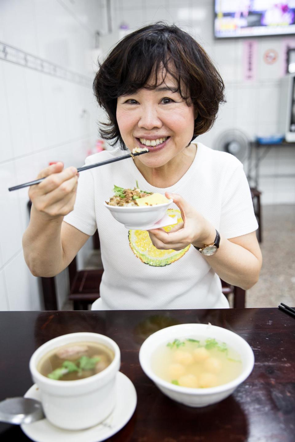 餐點一上桌，郭瓊英忍不住大快朵頤，米糕、蝦丸湯與排骨酥湯是她的最愛。