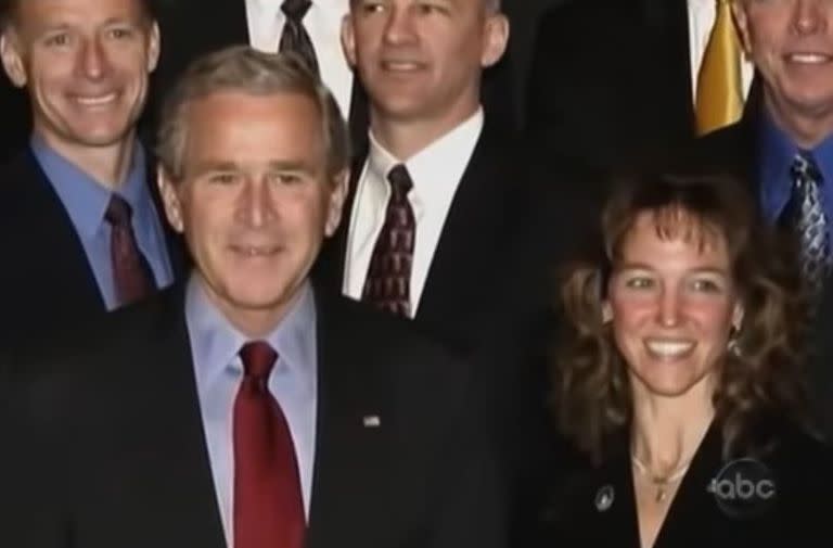 Lisa Nowak junto al presidente de EEUU en 2006, George Bush, en los tiempos de la misión STS-121 del Discovery, cuando la astronauta ganó una gran popularidad