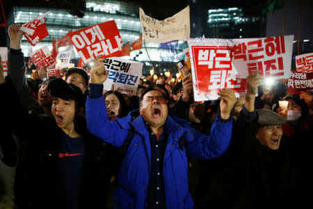 People chant slogans as they march toward the Presidential Blue House during a protest calling South Korean President Park Geun-hye to step down in Seoul, South Korea, November 19, 2016. REUTERS/Kim Hong-Ji