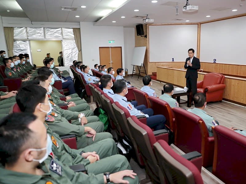 國防部長嚴德發18日前往花蓮，對空軍第五聯隊官兵精神講話、激勵士氣 (軍聞社提供)