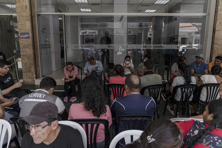 Residentes de Santa Cruz de la Sierra, Bolivia, hacen cola en un banco para comprar dólares