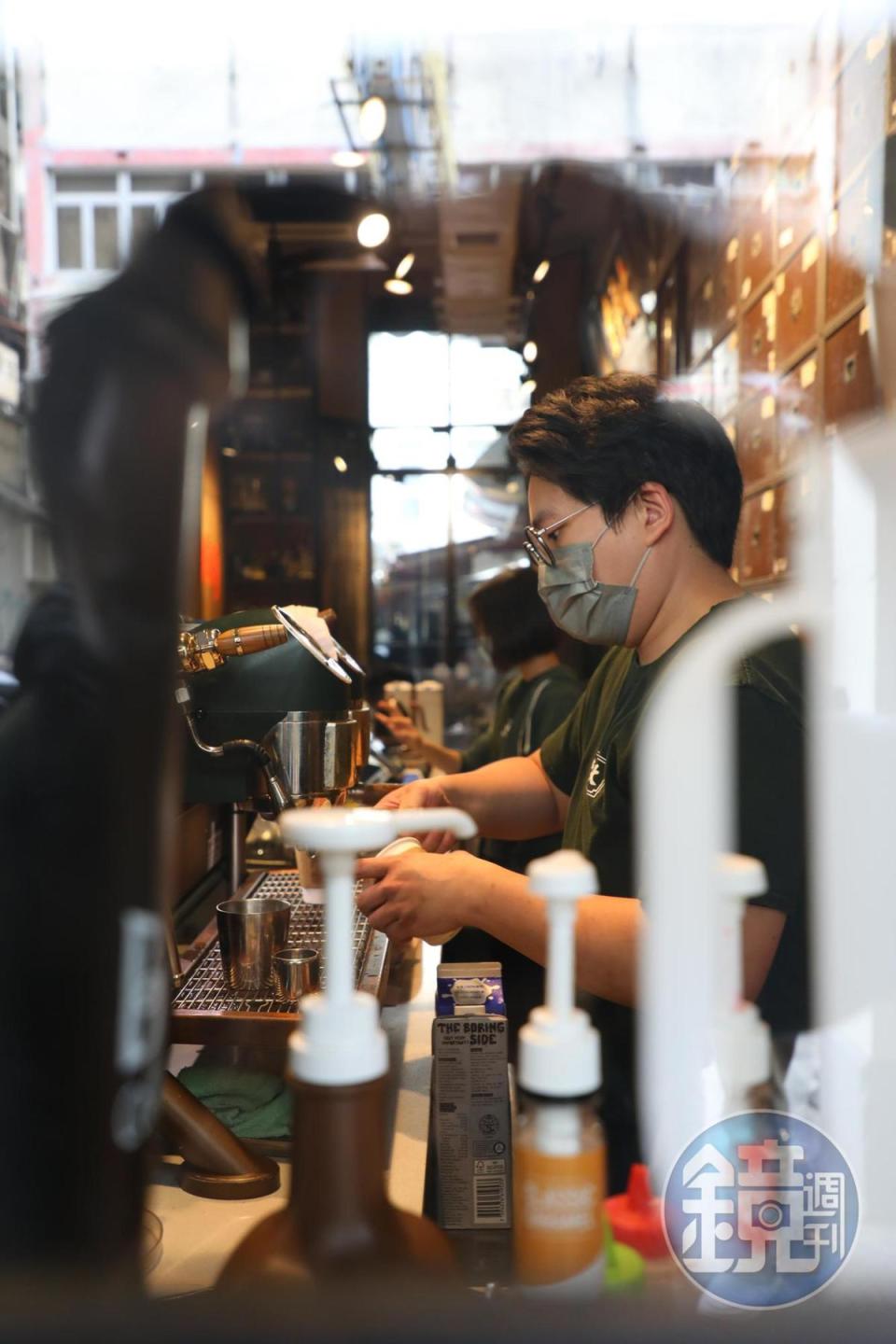 老藥行轉生為咖啡館，以不同形式服務客人。