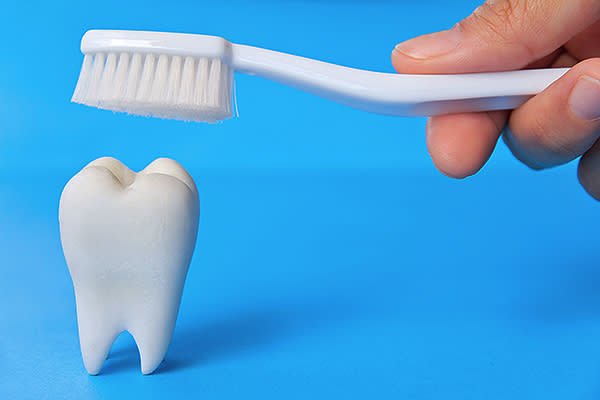 Los dientes completamente blancos no existen. Foto: Ponsulak Kunsub / EyeEm / Getty Images.