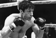 Kaum eine Rolle verdiente sich De Niro wohl so sehr wie die des Boxers Jake LaMotta im Biopic "Wie ein wilder Stier". Zunächst überredete er seinen Kumpel Martin Scorsese, den Film zu drehen, dann verbrachte er ein Jahr im Boxring, um so kämpfen zu lernen wie der Mittelgewichtsmeister. 27 Kilo legte De Niro im Zuge dessen zu. Die Belohnung folgte 1981 in Form eines Oscars. (Bild: United Artists/Archive Photos/Getty Images)