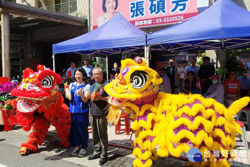 桃園市員張碩芳新服務處喬遷開幕，桃園市政府顧問李紹偉到場祝賀。<br /><br />
