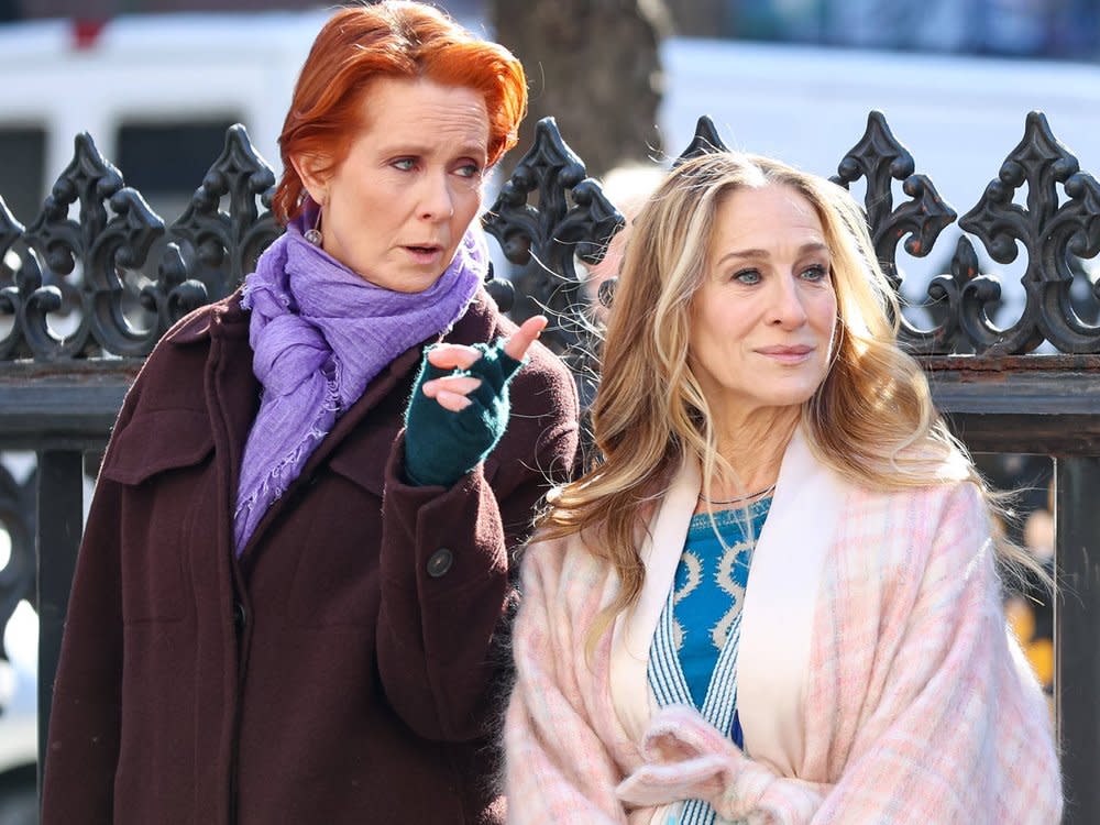 Miranda (Cynthia Nixon) und Carrie (Sarah Jessica Parker) in einer Folge von "And Just Like That...". (Bild: imago/Cover-Images)