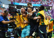 Foto del sábado del futbolista de Australia Mitchell Duke celebrando con sus compañeros tras marcar ante Túnez