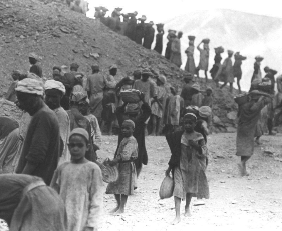 Trabajadores egipcios en el sitio de la tumba de Tutankamón.