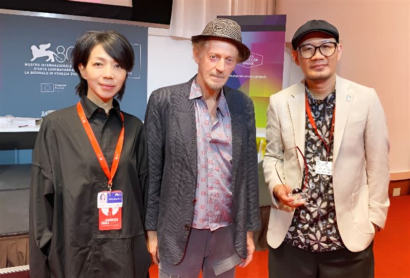 導演張吉安（右起）、編劇卡瓦佐尼、萬芳出席威尼斯影展「電影藝術獎」頒獎典禮。（圖／海鵬影業提供）
