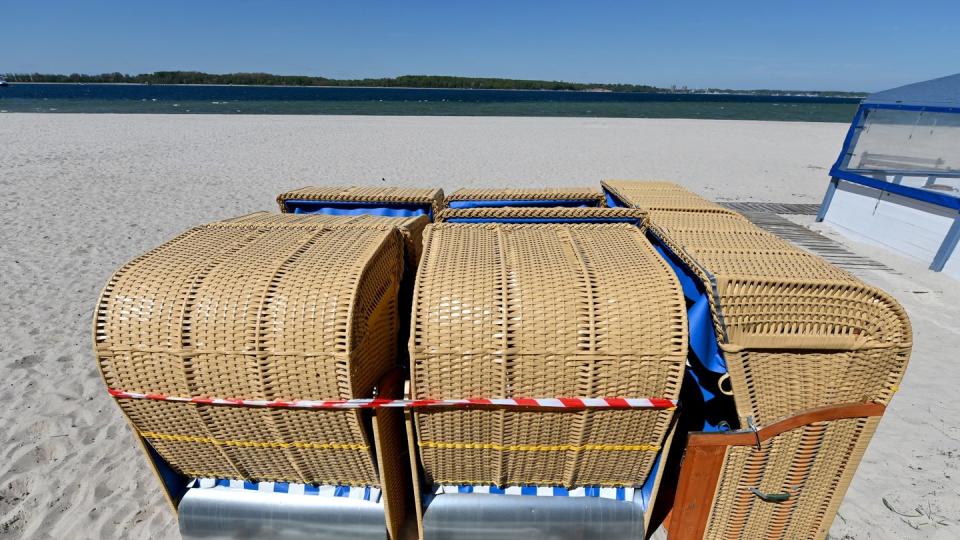 Srandkörbe an der Kieler Förde: Die Küstenorte Schleswig-Holsteins freuen sich, dass die Corona-Beschränkungen gelockert werden.