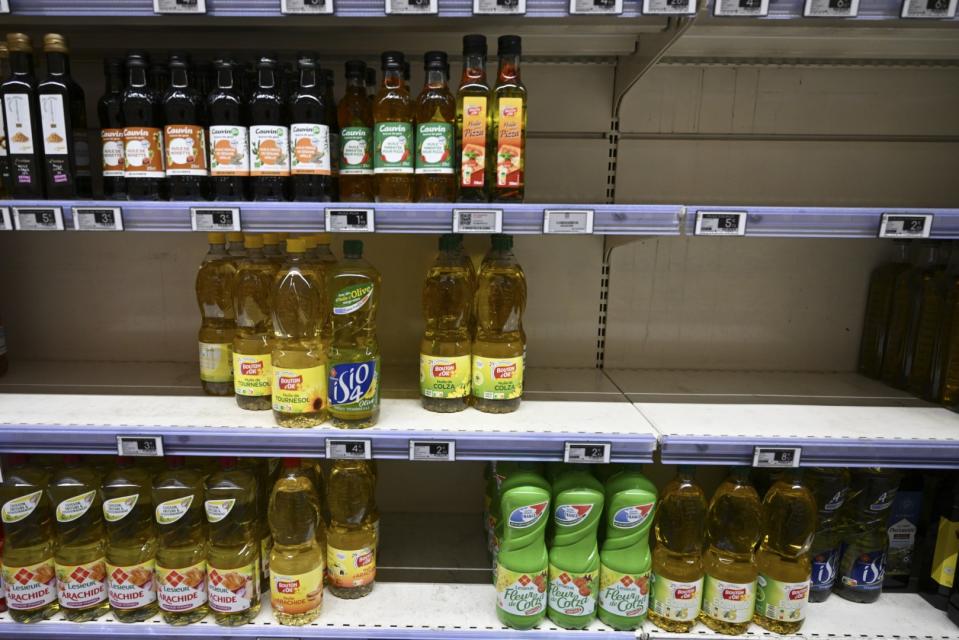 <span>Flaschen mit Raps- und Sonnenblumenöl in einem teilweise gefüllten Supermarktregal in Septemes-les-Vallons bei Marseille in Frankreich am 3. November 2022</span><div><span>Christophe SIMON</span><span>AFP</span></div>