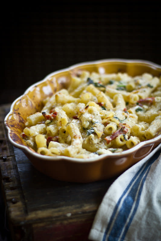 <strong>Get the <a href="http://www.adventures-in-cooking.com/2012/05/greek-macaroni-cheese-with-roast-garlic.html">Roasted Garlic Mac and Cheese recipe</a> from Adventures In Cooking</strong>