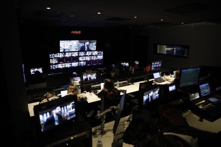 Desde el control del estudio están siguiendo atentos toda la grabación del programa los principales productores del ciclo y el director de cámaras