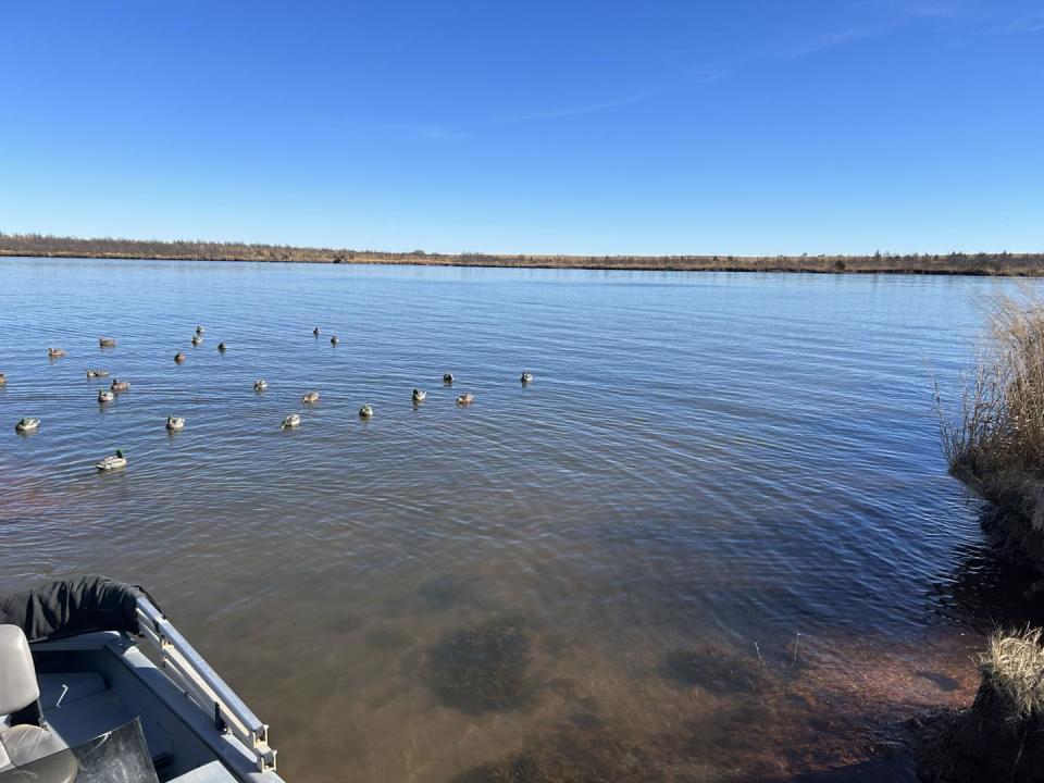 傑克森抓鴨子時意外溺亡。（圖／翻攝臉書@<a href="https://www.facebook.com/OKLAHOMAGAMEWARDENS?__cft__[0]=AZV7sRl20iakQ1An2RsX3hUyOz6JV2EBNeHD6qsyNcXA_gU64lAd-YIoOGJTpOsK5s2BHZvYkwZaGolkebwa0g_4PWC0dK4nOKIJ512_e8t_CBU2WEeGsKrz2WhJr9X_LB5nEvt1GhgocRyx-IVnet2K&__tn__=-]C%2CP-R" rel="nofollow noopener" target="_blank" data-ylk="slk:Oklahoma Game Wardens;elm:context_link;itc:0;sec:content-canvas" class="link ">Oklahoma Game Wardens</a>）