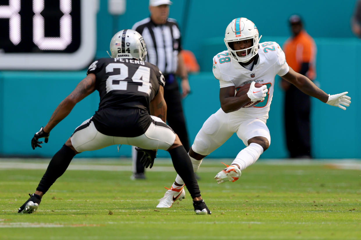 MIAMI GARDENS, FLORIDA - NOVEMBER 19: De'Von Achane #28 of the Miami Dolphins carries the ball against the Las Vegas Raiders during the first half of the game at Hard Rock Stadium on November 19, 2023 in Miami Gardens, Florida. (Photo by Megan Briggs/Getty Images)
