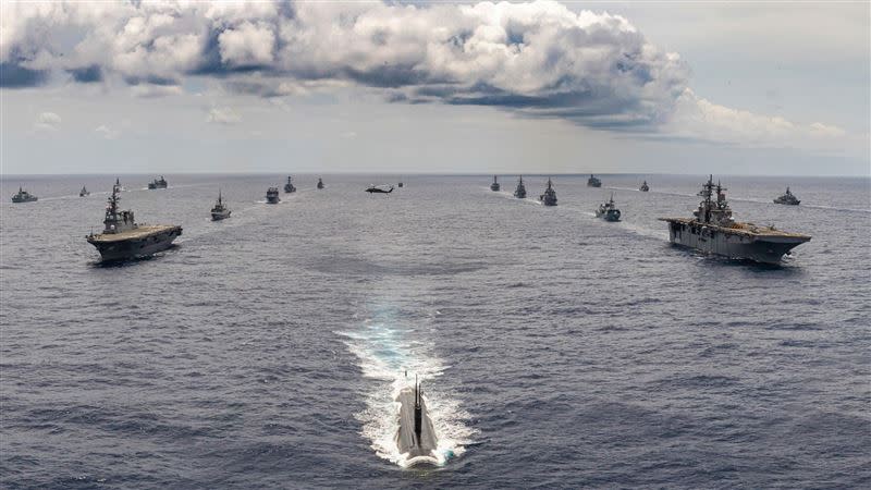 10國船艦在環太平洋軍演中進行編隊航行。（圖擷取自美國太平洋艦隊臉書）