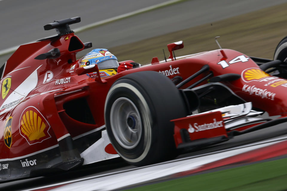 El español Fernando Alonso, de Ferrari, conduce su coche durante la sesión de práctica del Gran Premio de Fórmula Uno en China en Shanghai, el viernes 18 de abril de 2014. Alonso logró el mejor tiempo en la primera sesión de practica. (AP Foto/Alexander F. Yuan)