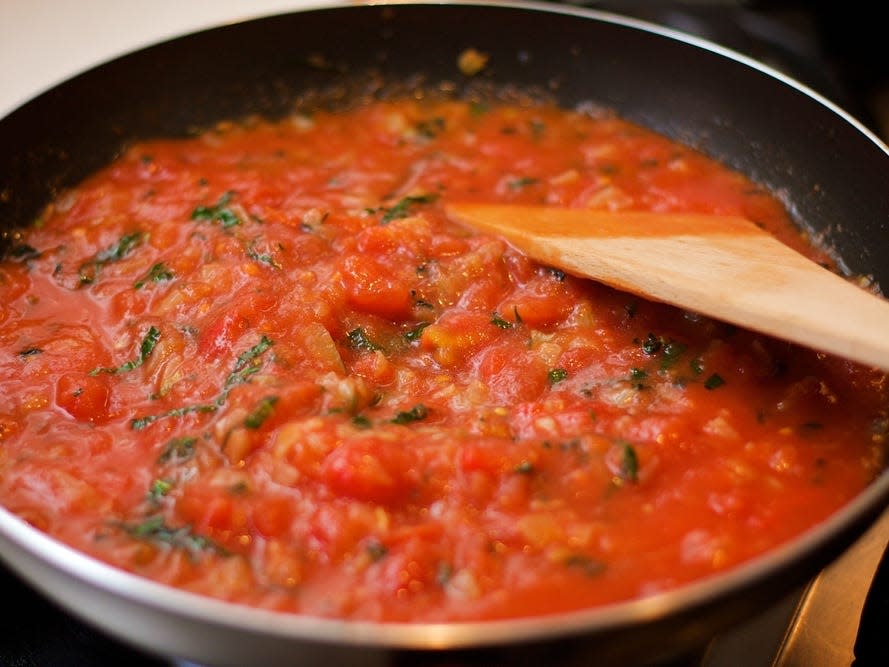 cooking tomato sauce