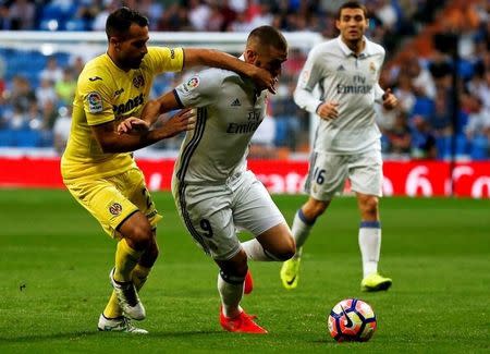 Football Soccer - Real Madrid v Villarreal - Spanish Liga Santander - Santiago Bernabeu, Madrid, Spain - 21/09/16. Real Madrid's Karim Benzema and Villarreal's Mario Gaspar in action. REUTERS/Sergio Perez