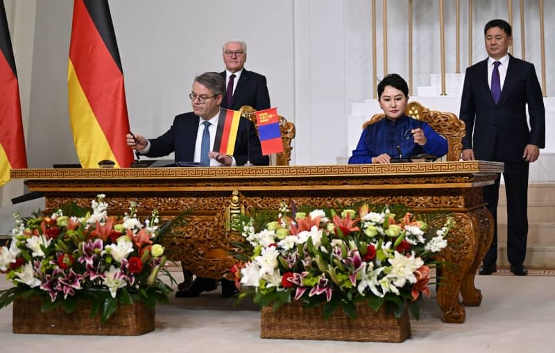 German President Frank-Walter Steinmeier (2nd L) and the President of Mongolia, Ukhnaa Khurelsukh (R), stand behind Tobias Lindner (L), Minister of State at the Federal Foreign Office, and Battsetseg Batmunkh, the Foreign Minister of Mongolia, at a signing ceremony. Steinmeier's trip to mark German-Mongolian diplomatic relations marks the 50th anniversary of strategic partnerships on the economy, energy, logistics, transport, and raw materials. Britta Pedersen/dpa