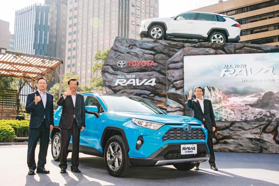 去年和泰車靠著最熱銷的進口車RAV4，勇奪台灣車市龍頭，集團董事長黃南光（左2）與蘇純興（左1）都相當開心。（和泰汽車提供）