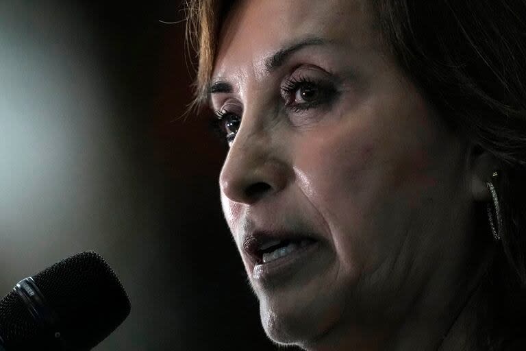 La presidenta de Perú Dina Boluarte habla con la prensa al concluir la Cumbra del Amazonas, el 8 de agosto de 2023, en Belem, Brasil. (AP Foto/Eraldo Peres, Archivo)