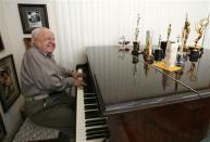 Actor Mickey Rooney plays a piano at his home in Westlake Village, California in this February 14, 2007 file photo. REUTERS/Mario Anzuoni/Files