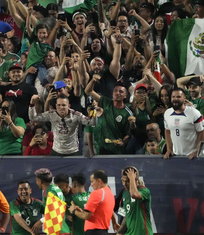 Aficionados de México celebran el gol de Uriel Antuna en el partido amistoso ante Estados Unidos