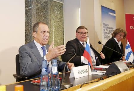 Russia's Foreign Minister Sergei Lavrov (L) and Finland's Foreign Minister Timo Soini attend a news conference after their bilateral meeting at Oulu City Hall, October 14, 2015. REUTERS/Timo Heikkala/Lehtikuva