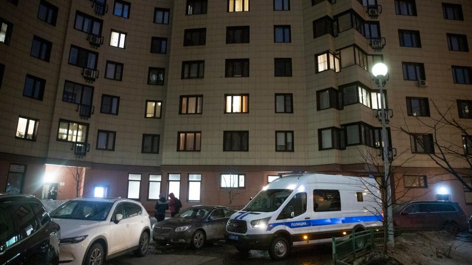 Ein russischer Polizeiwagen parkt vor dem Wohnhaus des inhaftierten Kremlkritikers Alexej Nawalny.