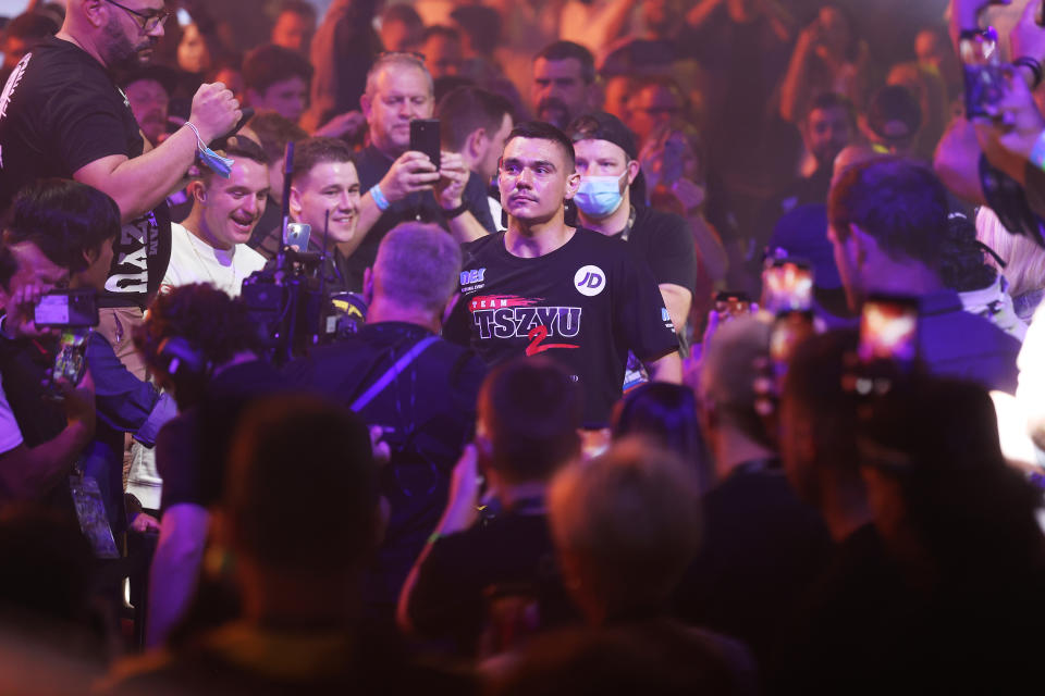 SYDNEY, AUSTRALIA - 17 DE NOVIEMBRE: Tim Tszyu ingresa al ring durante la pelea por el título de peso súper welter mundial y de Asia Pacífico de la OMB entre Tim Tszyu de Australia y Takeshi Inoue de Japón en el Qudos Bank Arena el 17 de noviembre de 2021 en Sydney, Australia.  (Foto de Mark Kolbe/Getty Images)